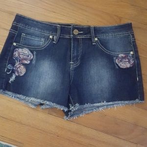 Adorable denim shorts embroidered rose